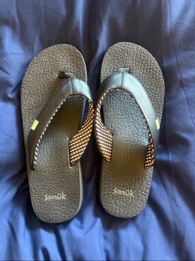 Sanuk Black yoga mat Flip Flops sz 8 only worn a couple of times